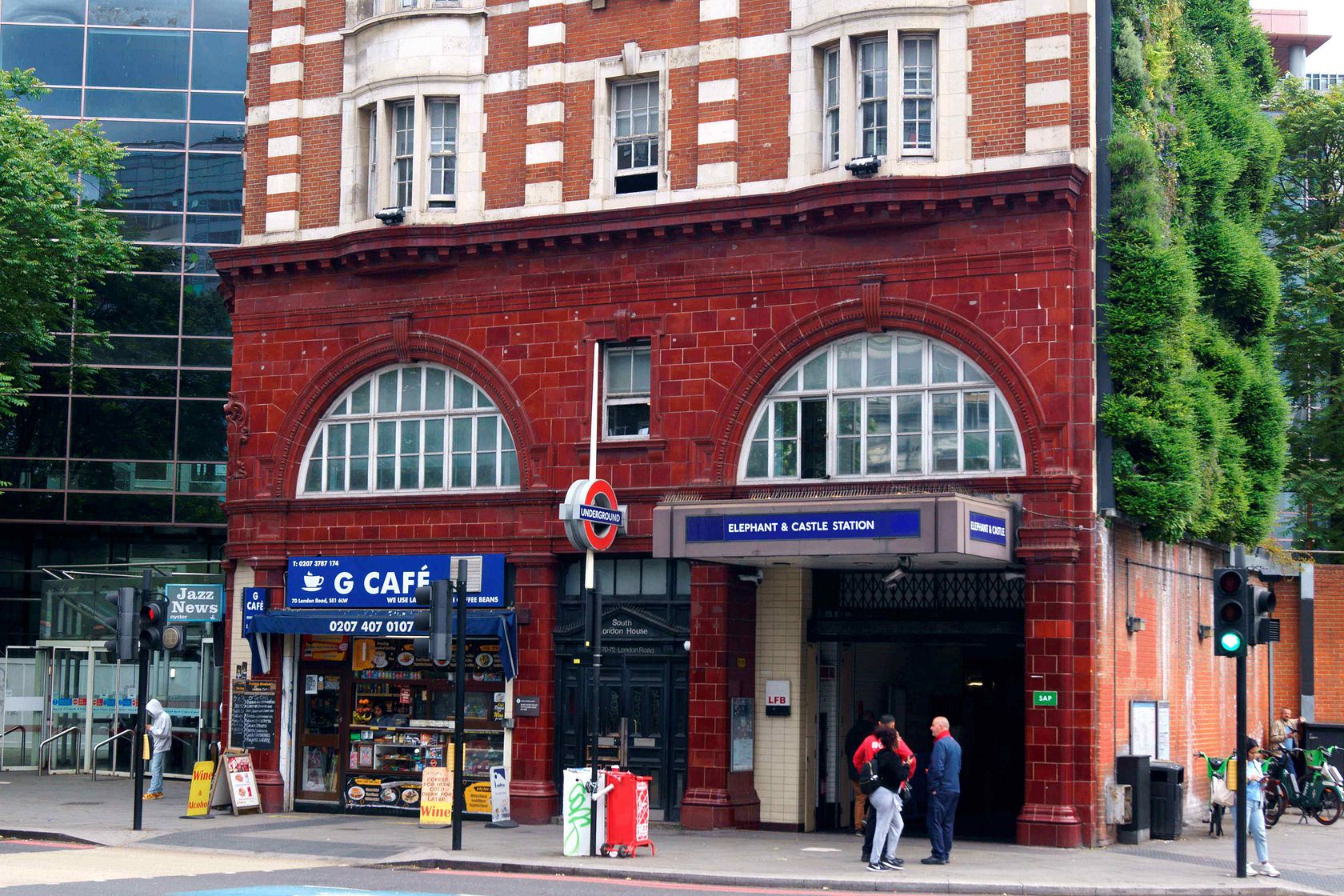 Ghostly Encounters in London's Underground: The Tale of the ‘Girl on the Train’ haberi